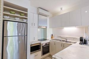 Η κουζίνα ή μικρή κουζίνα στο Lilac Suite—Chic Resort Living at The Beach Club