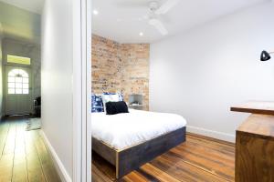 Uma cama ou camas num quarto em Surfside Getaway in the Heart of Manly