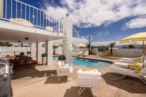 een villa met een zwembad en een patio bij Bella Cactus - Palm Springs Vibes Pool & Spa in Lake Havasu City