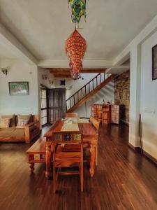 拉尼凯特Panorama by Meraki - Entire villa with Himalayan View的带桌子和沙发的客厅 更多14张照片