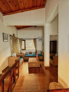Panorama by Meraki - Entire villa with Himalayan View的休息区