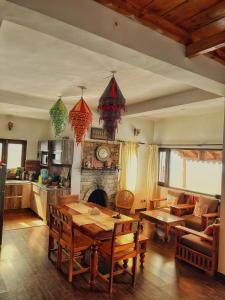 拉尼凯特Panorama by Meraki - Entire villa with Himalayan View的带桌子和壁炉的客厅