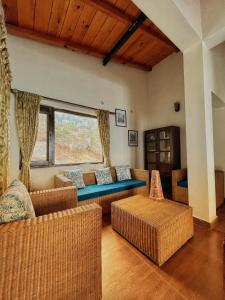 Panorama by Meraki - Entire villa with Himalayan View的休息区