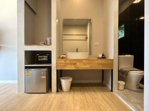 un bagno con lavandino e WC di HIP Seaview Resort @ Phi Phi a Phi Phi Don