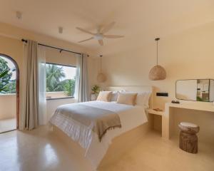 Fehendhoo的住宿－Isla Retreat，卧室配有白色的床和窗户。