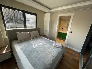 Un dormitorio con una cama grande y una ventana en ARC HOUSE, en Estambul