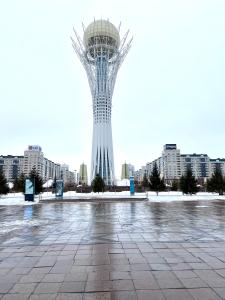 uitzicht op een hoge toren in een stad bij 458 Рядом Байтерек с кондиционером 2 большими кроватями и раскладным диваном для компании 1-6 человек in Astana