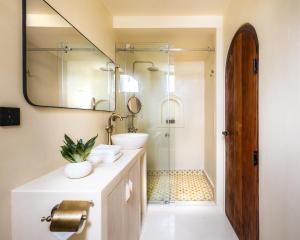 Fehendhoo的住宿－Isla Retreat，浴室配有盥洗盆和带镜子的淋浴