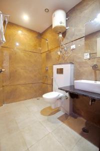 ein Bad mit einem WC und einem Waschbecken in der Unterkunft Hotel Del Inn Near IGI Airport in Neu-Delhi