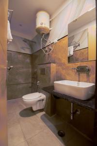 ein Bad mit einem Waschbecken und einem WC in der Unterkunft Hotel Del Inn Near IGI Airport in Neu-Delhi