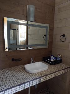 A bathroom at Hotel Hacienda Maravillas