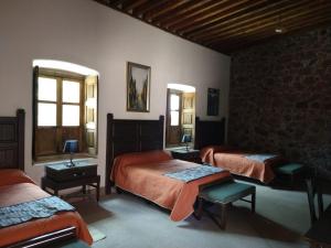 sypialnia z 2 łóżkami i 2 oknami w obiekcie Hotel Hacienda Maravillas w mieście Nopala