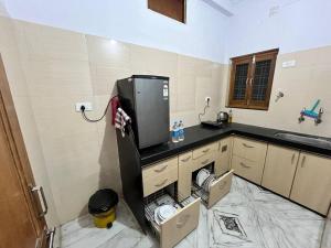 een keuken met een wastafel en een tv op een aanrecht bij The Cozy Nook in Udaipur +22 foto's