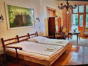 ブダペストにあるKalmár Panzióのベッドルーム1室(ベッド1台、テーブル、椅子付)