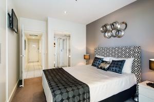 Gambar di galeri bagi Glenelg Beachfront Luxury Apartment di Glenelg