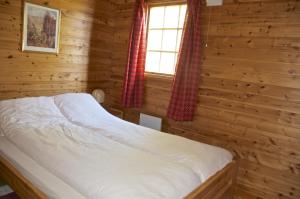 A bed or beds in a room at Seljenes Cottage