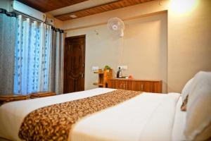 1 dormitorio con 1 cama con manta de guepardo en The Palash Vann Resort Madhya Pradesh, en Silāri