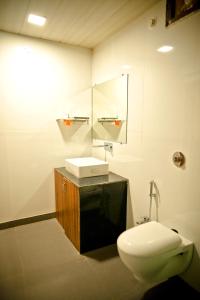 y baño con aseo y lavamanos. en The Palash Vann Resort Madhya Pradesh, en Silāri