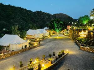 una calle con tiendas de campaña y luces en una carretera en Jungle Journey- A Lake Resort, en Kumbhalgarh