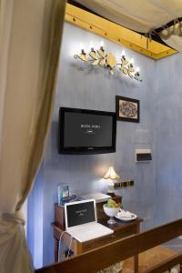 TV a/nebo společenská místnost v ubytování Graziella Patio Hotel