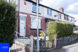 uma casa de tijolos com uma porta branca numa rua em 2ndHomeStays-3 Bedroom House - Sleeps 6 - City Centre -Stoke-on-Trent em Stoke on Trent
