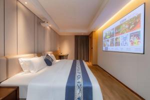 Voodi või voodid majutusasutuse Merlinhood Hotel Guangzhou Xiajiao Metro Station Shaxi International Hotel Supplies City toas