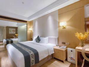 Voodi või voodid majutusasutuse Merlinhood Hotel Guangzhou Xiajiao Metro Station Shaxi International Hotel Supplies City toas +24 fotot