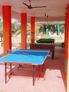 uma mesa de pingue-pongue num pátio em Green Orchid Farms I Swimming Pool I Wedding I party I 87oo2o5865 em Gurgaon