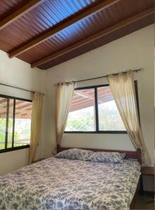 Un pat sau paturi într-o cameră la 4 Beautiful top unit, pvt deck, GREAT location!