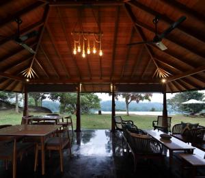 eine Gruppe von Tischen und Stühlen unter einem Pavillon in der Unterkunft Heavensa Luxury Villas in Galle