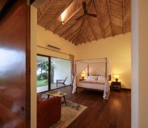 ein Schlafzimmer mit einem Himmelbett in der Unterkunft Heavensa Luxury Villas in Galle