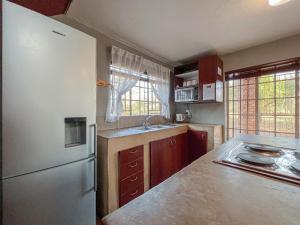 uma cozinha com um frigorífico e uma bancada em Walking Tall Private Bush Retreat em Marloth Park