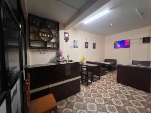 TV a/nebo společenská místnost v ubytování Hotel Atithi Devo Bhava