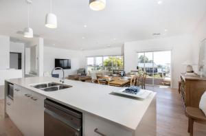 Nhà bếp/bếp nhỏ tại Sellicks Beachside Retreat