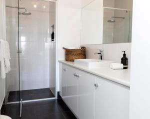 Phòng tắm tại Sellicks Beachside Retreat +16 ảnh