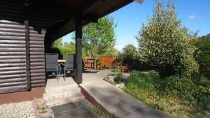 un patio al aire libre con mesa y sillas en Blockhaus en Anraff