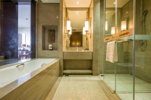Vannituba majutusasutuses Merlinhood Hotel Guangzhou Xiajiao Metro Station Shaxi International Hotel Supplies City