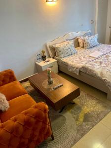 1 dormitorio con 1 cama, 1 mesa y 1 silla en Arrabella Ocean View Home, en Dar es Salaam