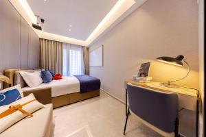 Letto o letti in una camera di Excellence International Apartment - Convention & Exhibition Center