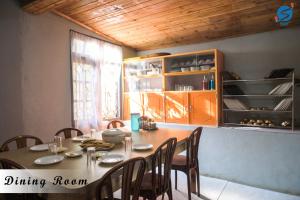comedor con mesa, sillas y ventana en SAY Homes Grace, en Namchi