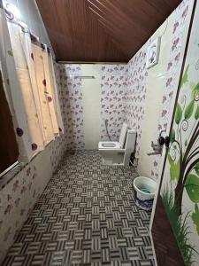 ein kleines Bad mit WC in einem Zimmer in der Unterkunft Misty Night Jungle Side Resort in Pulpally