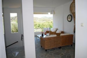 ein Wohnzimmer mit Sofa und Tisch in der Unterkunft Xasteria in Velika