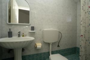 A bathroom at Alex Studios
