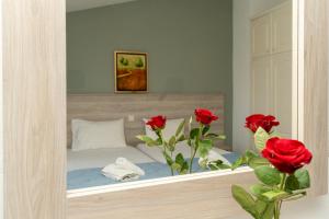 A bed or beds in a room at Alex Studios