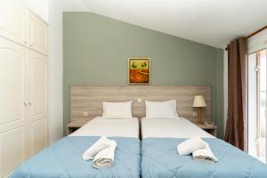 A bed or beds in a room at Alex Studios