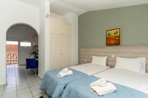 A bed or beds in a room at Alex Studios