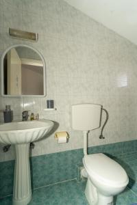 A bathroom at Alex Studios