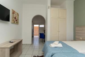 A bed or beds in a room at Alex Studios
