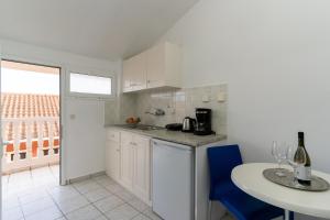 A kitchen or kitchenette at Alex Studios