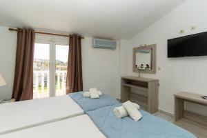 A bed or beds in a room at Alex Studios